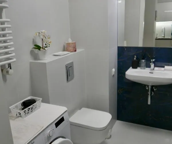 Kieslowskiego Vis-a-vis Town Hall